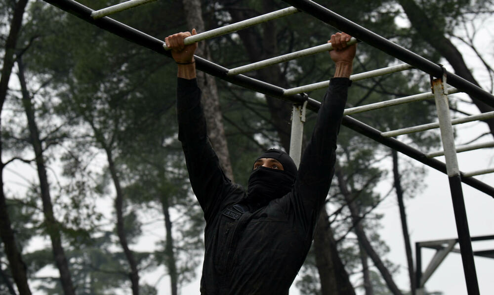 <p>U ljeto 1972. godine, nakon terorističkog napada na planini Raduša, tadašnji vrh SFRJ odlučio da na saveznom nivou i svim republikama osnuje specijalizovane snage policije. Pripadnici Protivterorističke jedinice UP svakodnevno prolaze teške treninge, obuke i samo istrajni sa jakom psihom prođu surovi dril i ostaju godinama u sastavu jedinice zadužene za visokorizične zadatke</p>