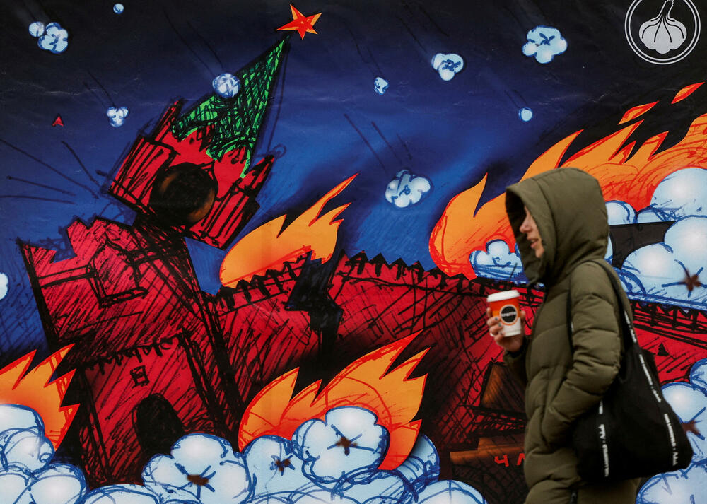 Maketa poštanske marke sa Kremljom u plamenu, u Kijevu