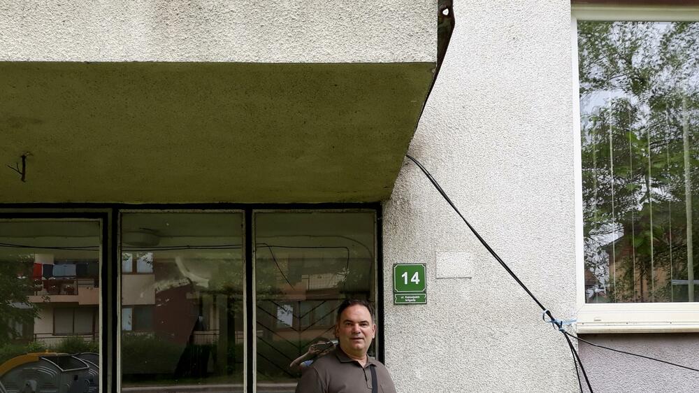 Dedović na ulazu u zgradu u Kalesiji, maj 2018.