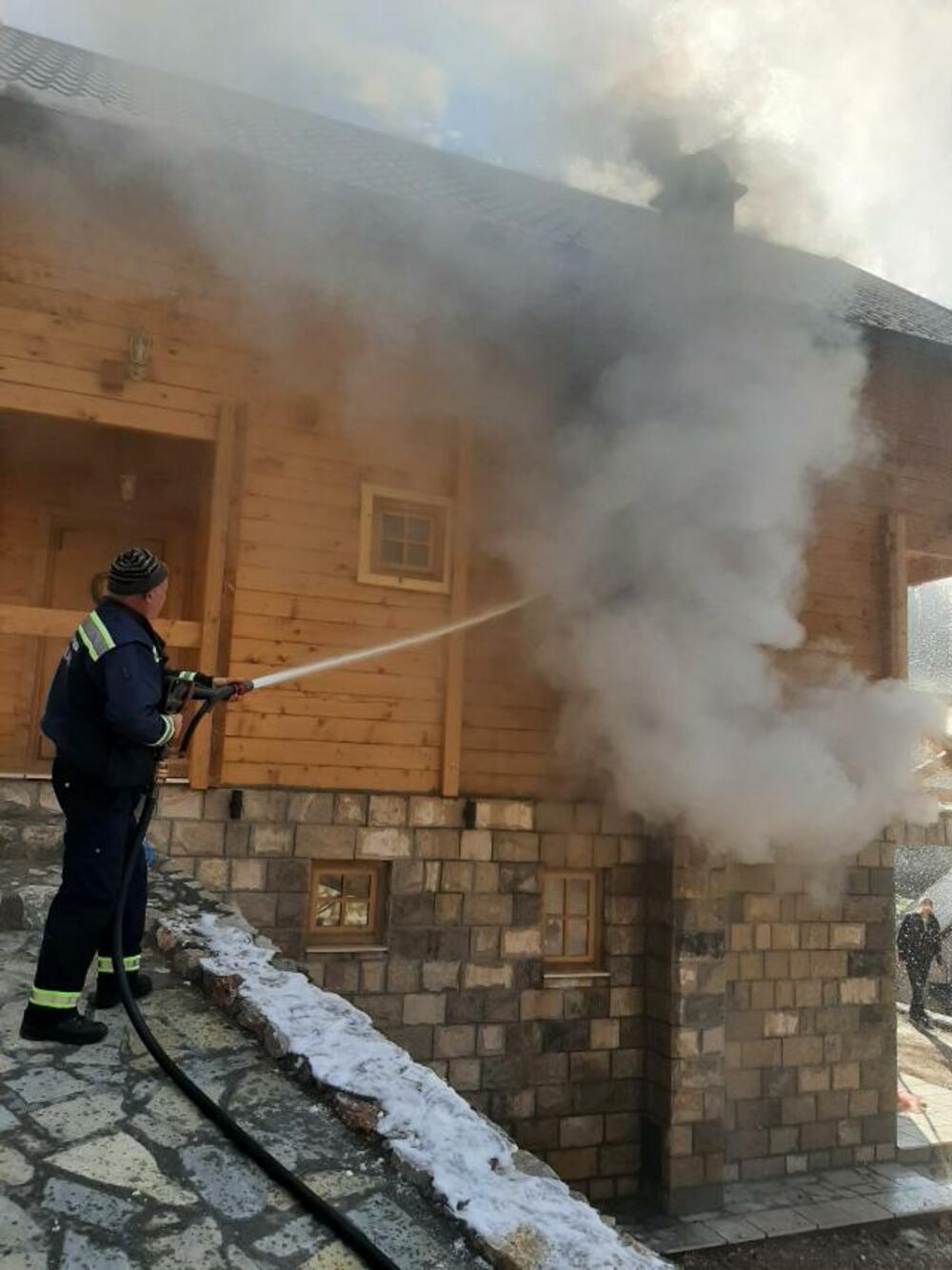 <p>U kući u vrijeme izbijenja požaram nije bilo ljudi</p>