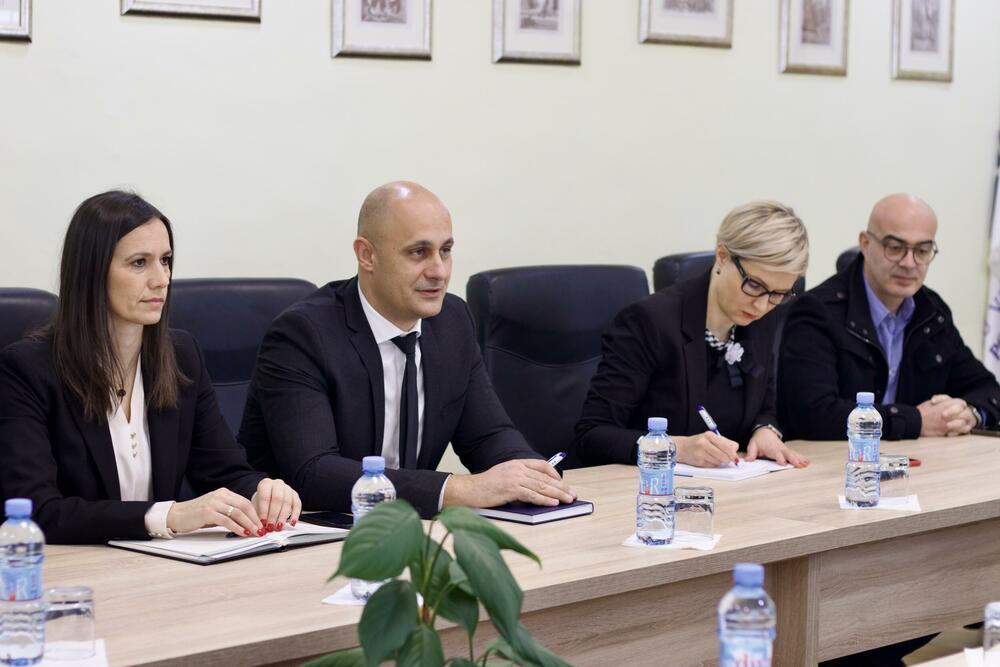 <p>Timonije i Stanišić su saglasni da su organizovani kriminal, korupcija, trgovina ljudima, prekogranična saradnja, javni red i mir i kompjuterski kriminal, samo neke od tema od zajedničkog interesa ne samo Crne Gore i Francuske, već i država u regionu i čitave Evropske unije</p>