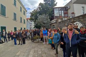 Novi protest u Tivtu: Uklanjanje male scene CZK je "kulturocid"