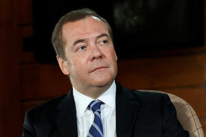 Medvedev optužio Kišidu za pokornost prema SAD i poručio mu da...