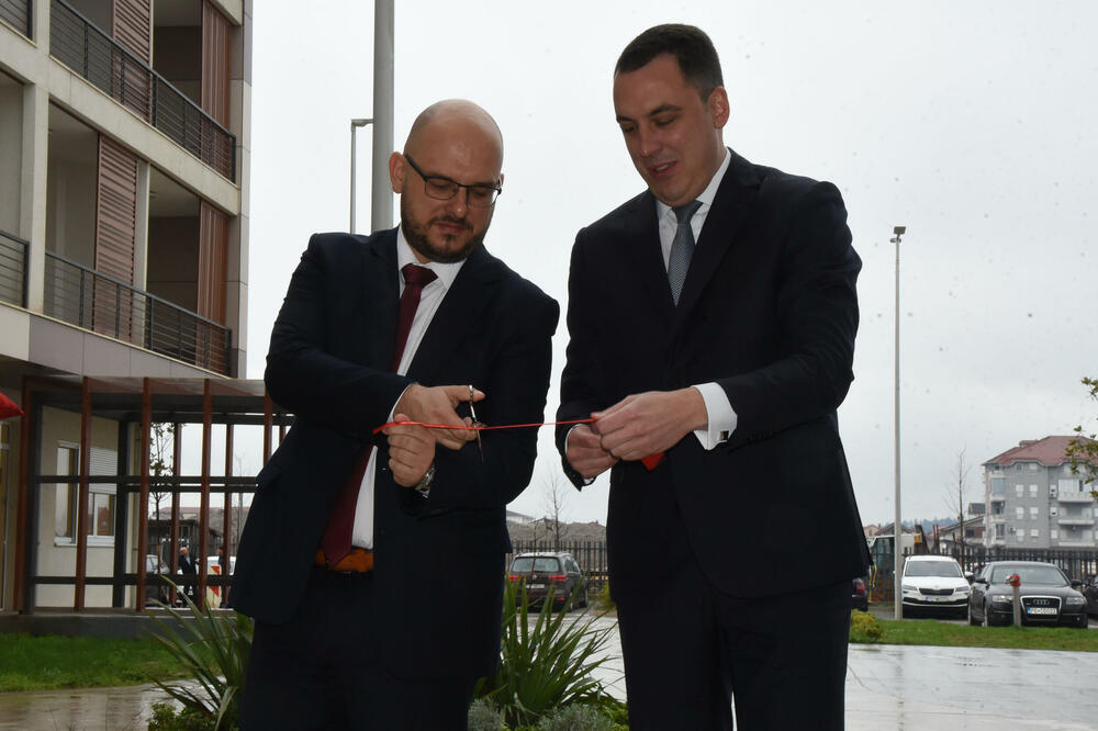 Ministar na otvaranju Doma sa gradonačenikom Ivanom Vukovićem, Foto: Luka Zekovic