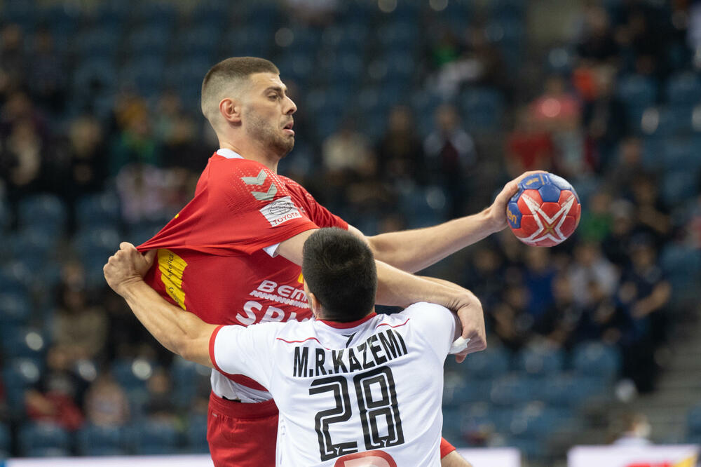 Branko Vujović u „zagrljaju” Kazemija, Foto: IHF