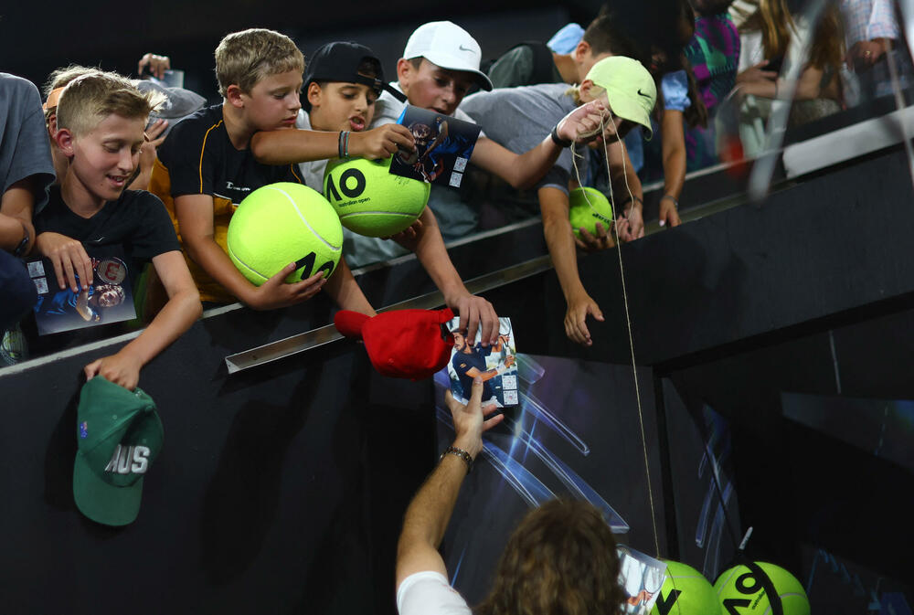 <p>U Melburnu je kasno sinoć i rano jutros po srednjjevropskom vremenu počeo Australijan open, prvi grend slem u sezoni. Kako je prošao prvi dan, dijelom dočaravaju fotografije Rojtersa.</p>