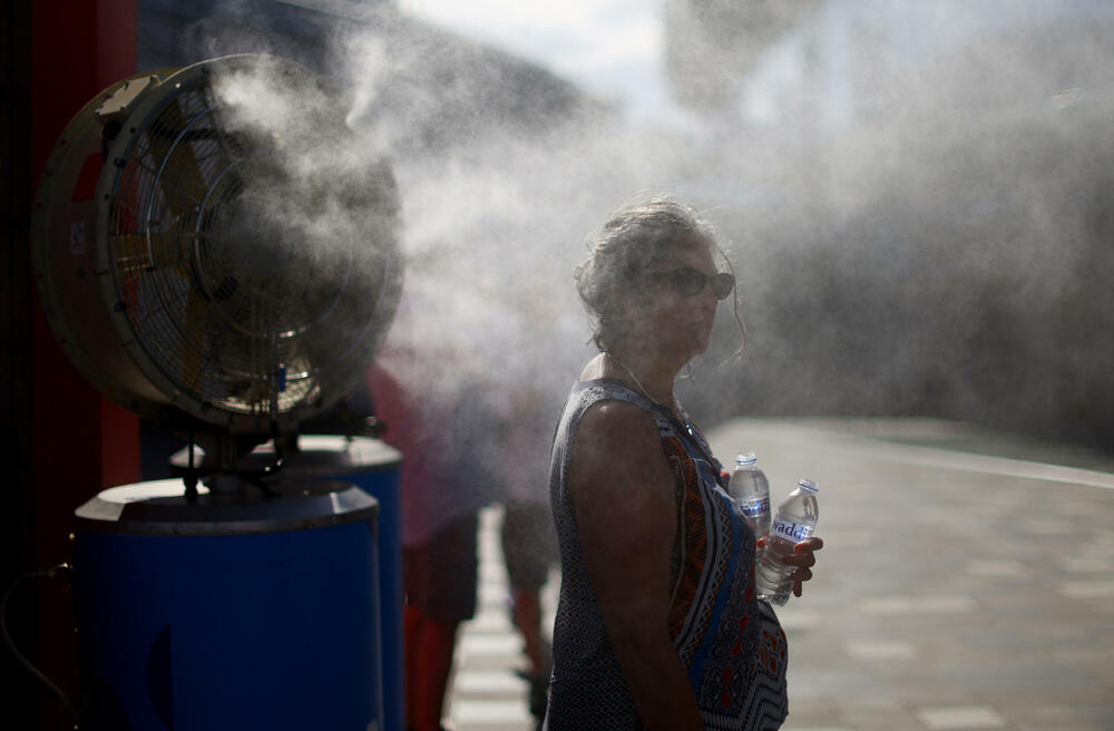 <p>U Melburnu je kasno sinoć i rano jutros po srednjjevropskom vremenu počeo Australijan open, prvi grend slem u sezoni. Kako je prošao prvi dan, dijelom dočaravaju fotografije Rojtersa.</p>