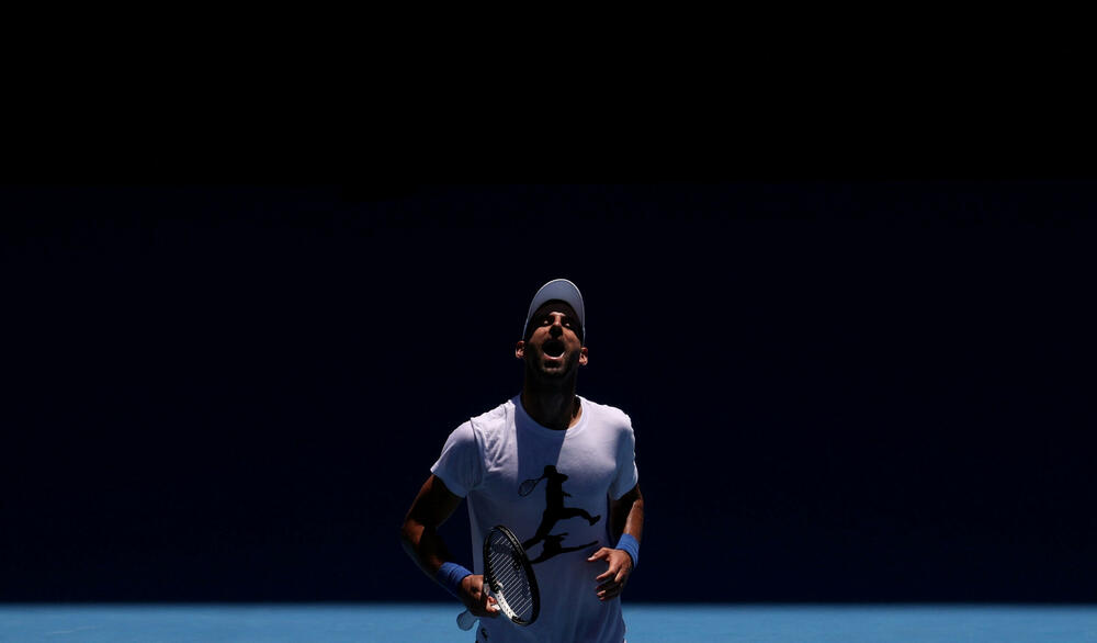 <p>U Melburnu je kasno sinoć i rano jutros po srednjjevropskom vremenu počeo Australijan open, prvi grend slem u sezoni. Kako je prošao prvi dan, dijelom dočaravaju fotografije Rojtersa.</p>