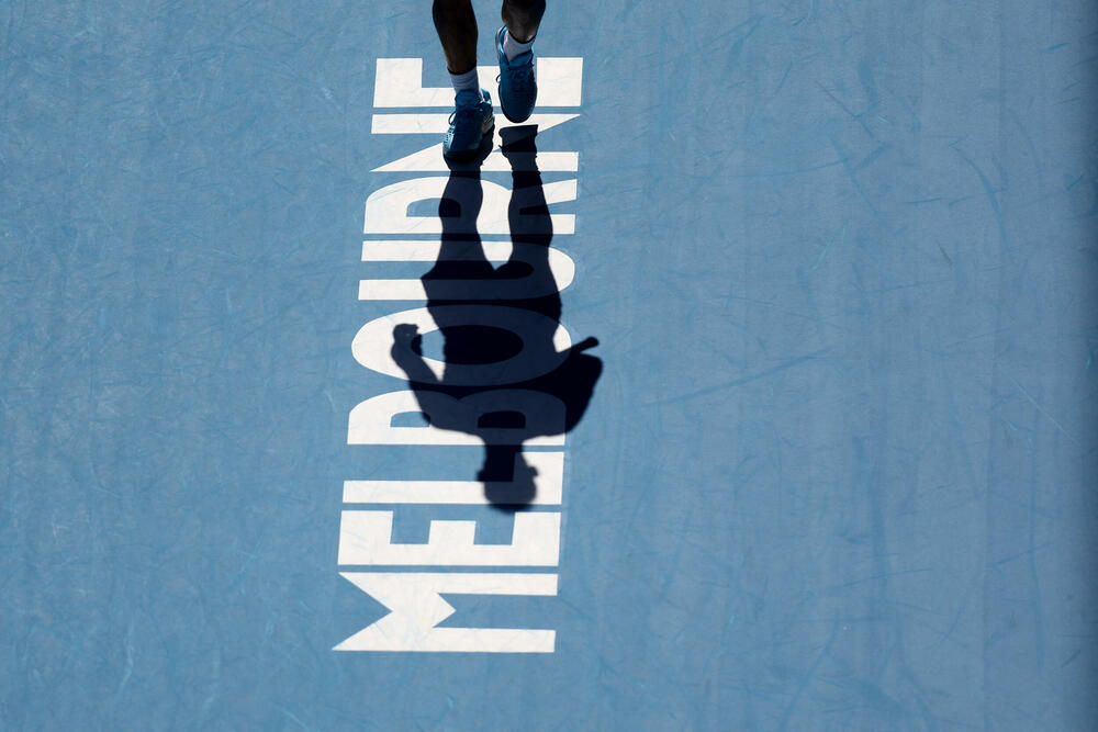 <p>U Melburnu je kasno sinoć i rano jutros po srednjjevropskom vremenu počeo Australijan open, prvi grend slem u sezoni. Kako je prošao prvi dan, dijelom dočaravaju fotografije Rojtersa.</p>