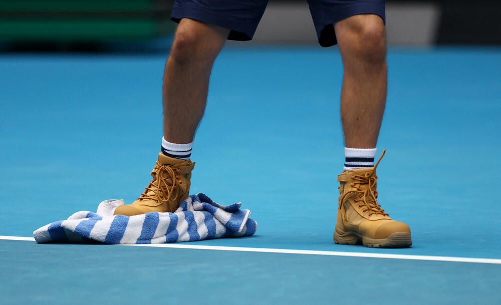 <p>U Melburnu je kasno sinoć i rano jutros po srednjjevropskom vremenu počeo Australijan open, prvi grend slem u sezoni. Kako je prošao prvi dan, dijelom dočaravaju fotografije Rojtersa.</p>