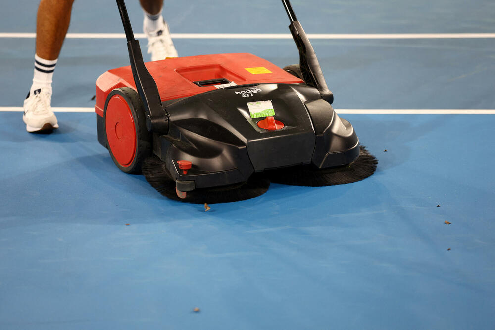 <p>U Melburnu je kasno sinoć i rano jutros po srednjjevropskom vremenu počeo Australijan open, prvi grend slem u sezoni. Kako je prošao prvi dan, dijelom dočaravaju fotografije Rojtersa.</p>