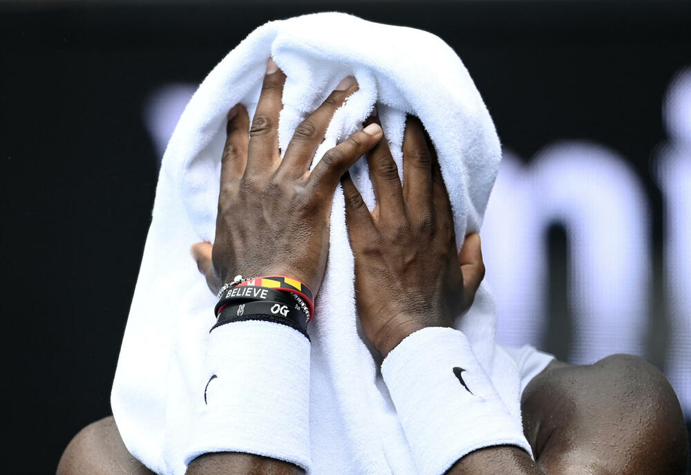 <p>U Melburnu je kasno sinoć i rano jutros po srednjjevropskom vremenu počeo Australijan open, prvi grend slem u sezoni. Kako je prošao prvi dan, dijelom dočaravaju fotografije Rojtersa.</p>