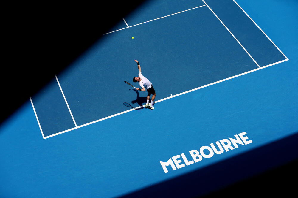 <p>U Melburnu je kasno sinoć i rano jutros po srednjjevropskom vremenu počeo Australijan open, prvi grend slem u sezoni. Kako je prošao prvi dan, dijelom dočaravaju fotografije Rojtersa.</p>