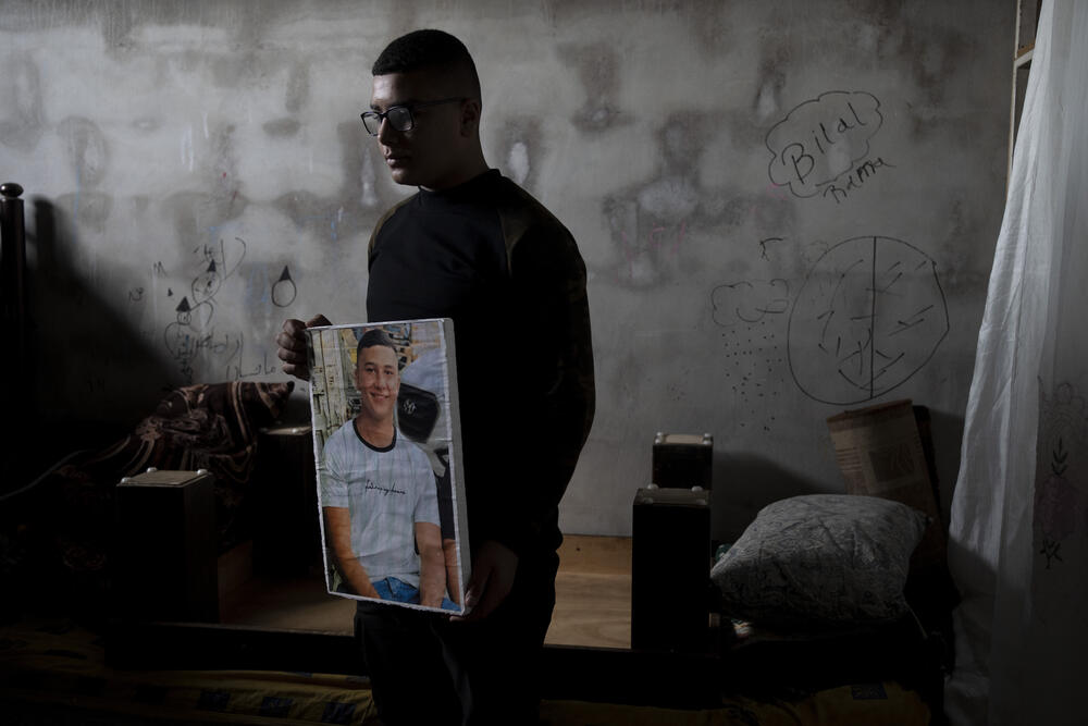 Kusef Mešeh sa slikom svog brata Vaela u sobi gdje su spavali kada su izraelski vojnici upali u tri ujutru 10. januara