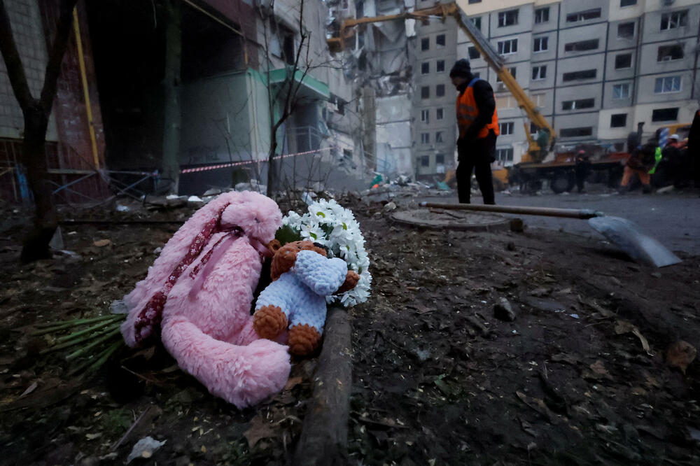 Detalj ispred uništene zgrade u Dnjepru, Foto: Reuters
