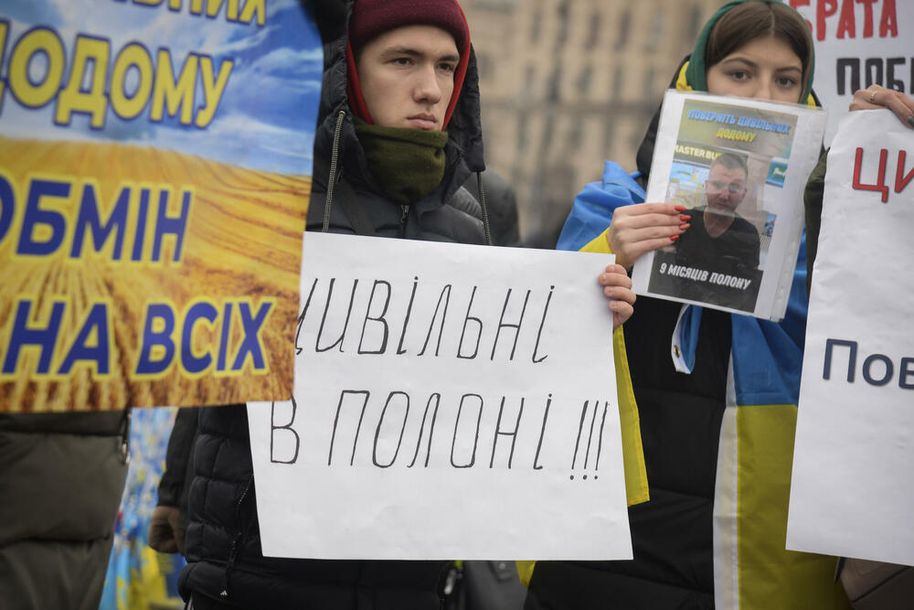 Rodbina zatočenih civila na protestu u Kijevu 