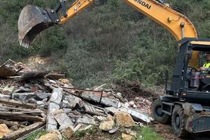 Ulcinj: Municipal police demolished an illegal building in the settlement...