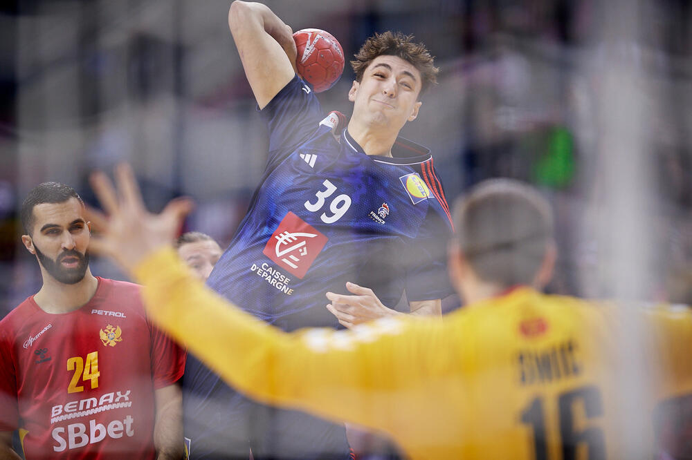 Nebojša Simić čeka šut Tiboa Brijea, Foto: IHF