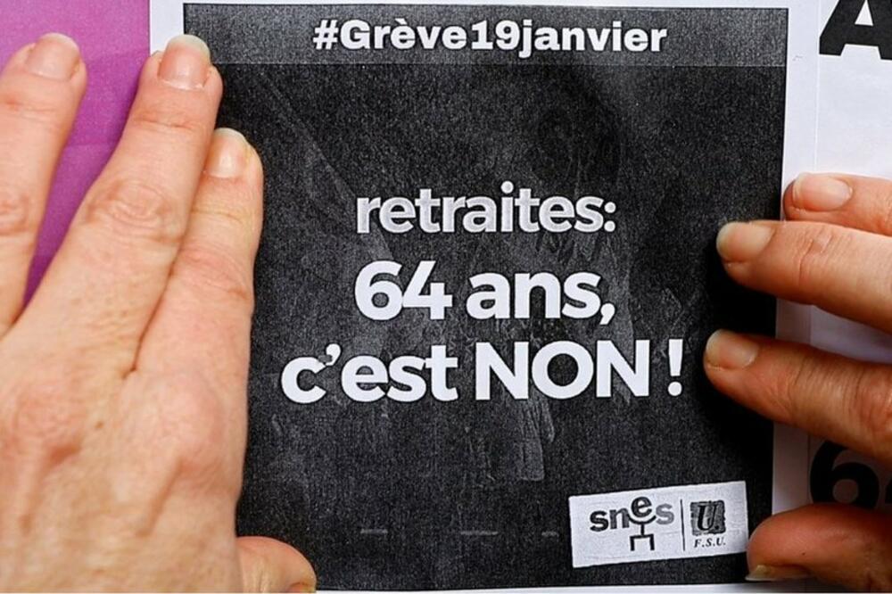 Poster na kojem je broj godina sa kojim se može u penziju, Foto: Reuters