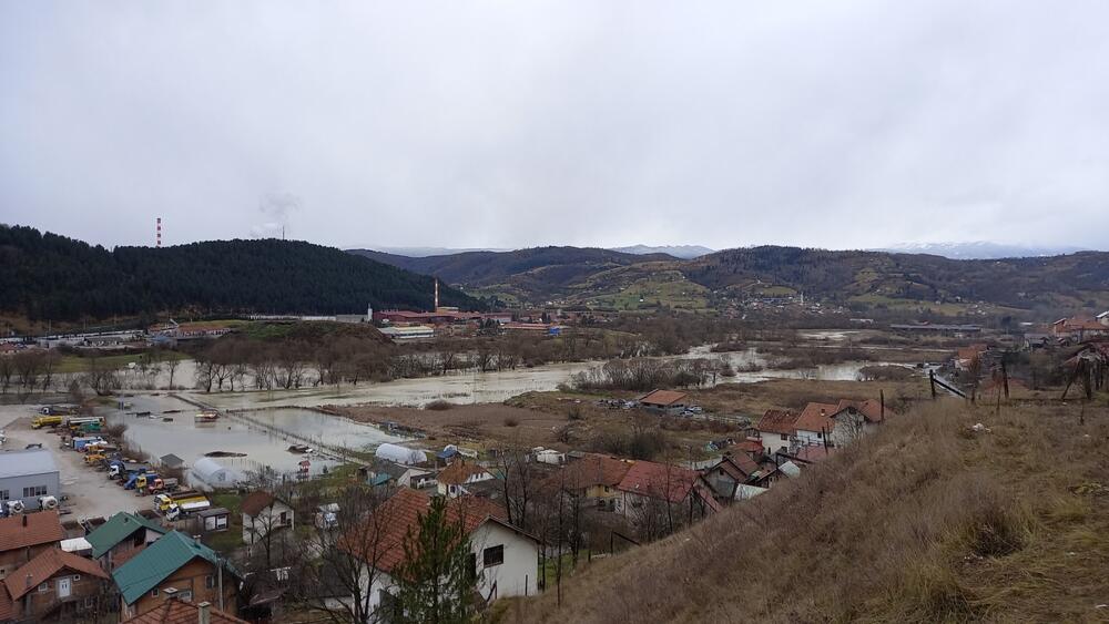 <p>Iz korita se izlila i Breznica u dijelu toka kod nekadašnje Klanice, nedaleko od ušća u Ćehotinu. Obilne padavine povećali su vodostaj i rijeke Vezišnice koja se izlila iz korita u dijelu toka ispod Termoelektrane Pljevlja plaveći okolna imanja</p>  <div contenteditable="false" tabindex="-1"> </div>
