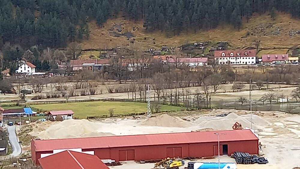 <p>Iz korita se izlila i Breznica u dijelu toka kod nekadašnje Klanice, nedaleko od ušća u Ćehotinu. Obilne padavine povećali su vodostaj i rijeke Vezišnice koja se izlila iz korita u dijelu toka ispod Termoelektrane Pljevlja plaveći okolna imanja</p>  <div contenteditable="false" tabindex="-1"> </div>
