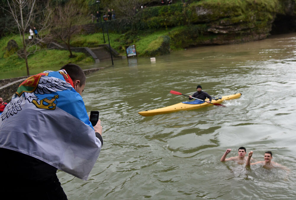 <p>Sa građanima na Sastavcima danas je bio i jedan sveštenik, koji je nakon što je pročitao molitvu otišao</p>