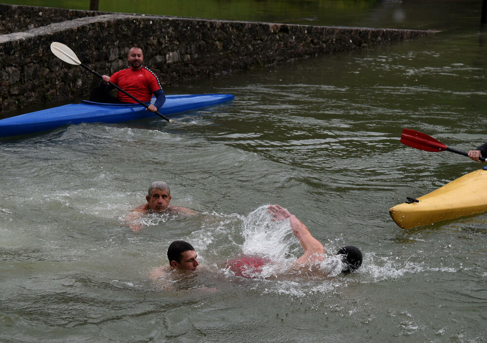 <p>Sa građanima na Sastavcima danas je bio i jedan sveštenik, koji je nakon što je pročitao molitvu otišao</p>