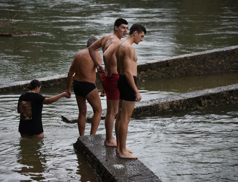 <p>Sa građanima na Sastavcima danas je bio i jedan sveštenik, koji je nakon što je pročitao molitvu otišao</p>