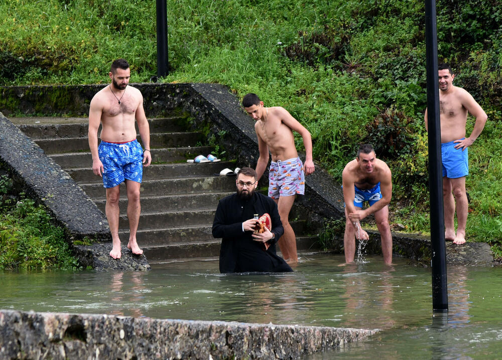 <p>Sa građanima na Sastavcima danas je bio i jedan sveštenik, koji je nakon što je pročitao molitvu otišao</p>