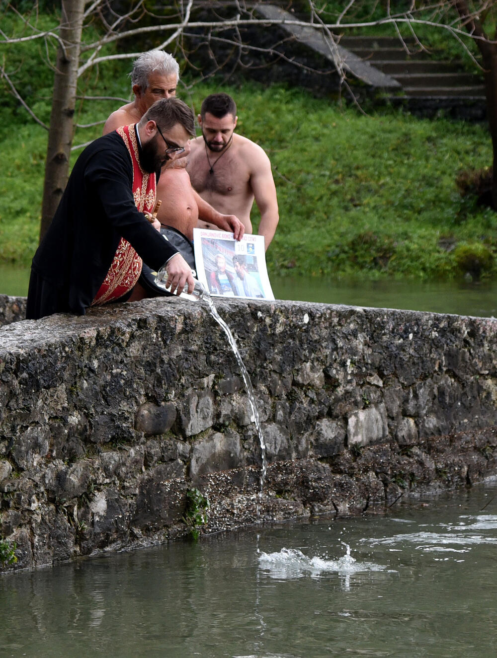 <p>Sa građanima na Sastavcima danas je bio i jedan sveštenik, koji je nakon što je pročitao molitvu otišao</p>