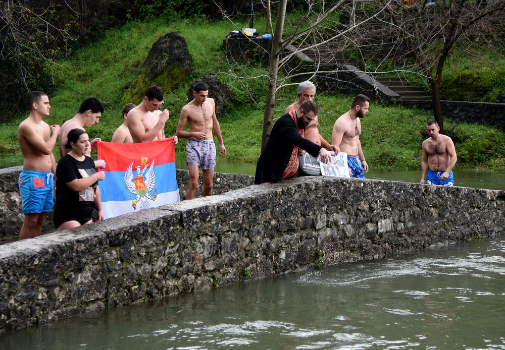 <p>Sa građanima na Sastavcima danas je bio i jedan sveštenik, koji je nakon što je pročitao molitvu otišao</p>