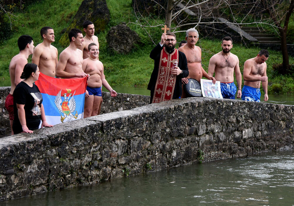 <p>Sa građanima na Sastavcima danas je bio i jedan sveštenik, koji je nakon što je pročitao molitvu otišao</p>