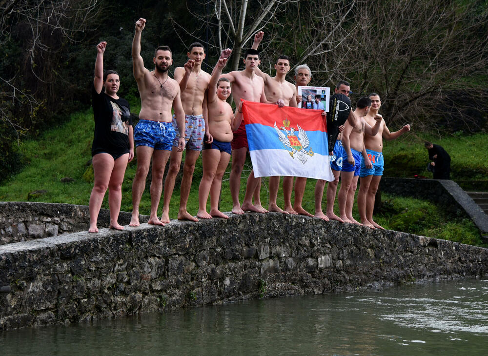 <p>Sa građanima na Sastavcima danas je bio i jedan sveštenik, koji je nakon što je pročitao molitvu otišao</p>