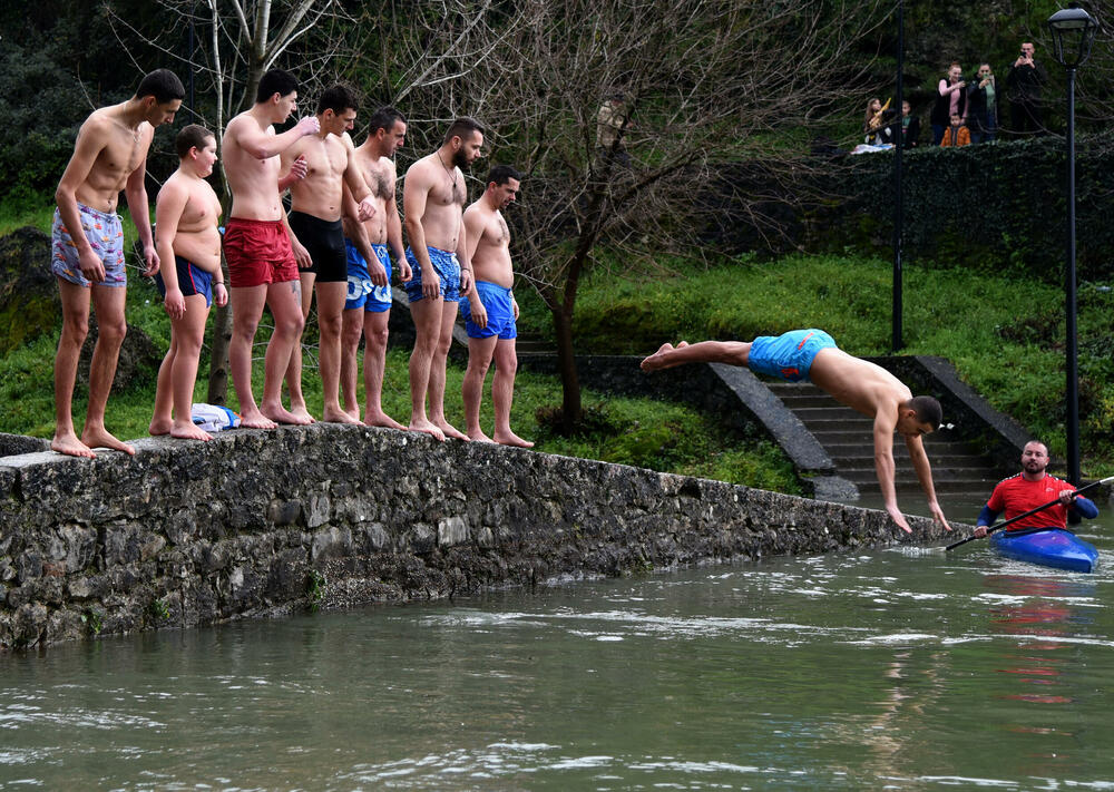 <p>Sa građanima na Sastavcima danas je bio i jedan sveštenik, koji je nakon što je pročitao molitvu otišao</p>