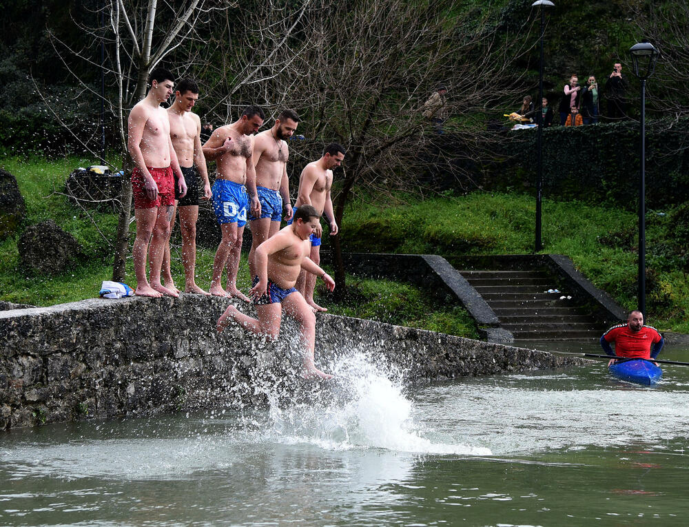 <p>Sa građanima na Sastavcima danas je bio i jedan sveštenik, koji je nakon što je pročitao molitvu otišao</p>