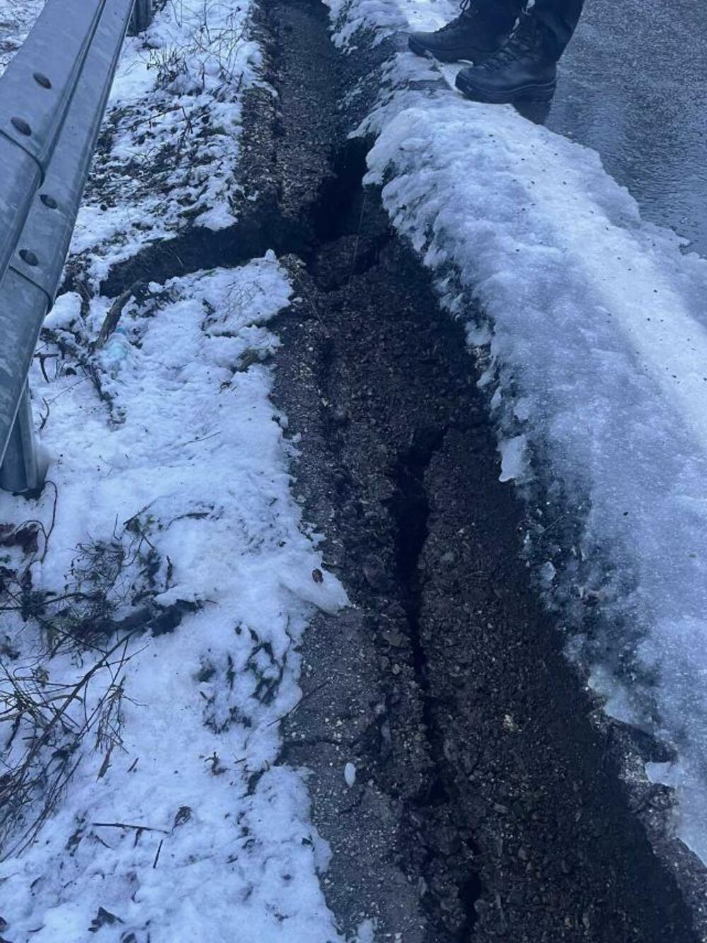 <p>Saobraćaj za putnička vozila odvija se jednom kolovoznom trakom</p>