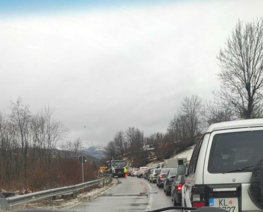 <p>Saobraćaj za putnička vozila odvija se jednom kolovoznom trakom</p>