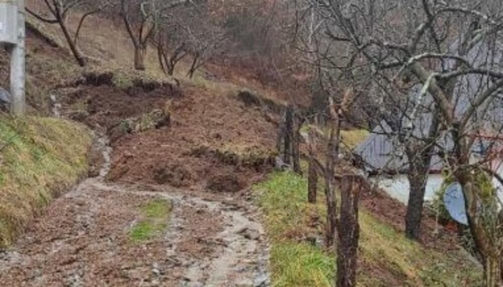 <p>Veće klizište u Međuriječju moglo bi da ugrozi nekoliko kuća i pomoćnih objekata, kazali su iz Službe zaštite i spasavanja. Sve nadležne opštinske službe su na terenu, saopštio je Martinović</p>