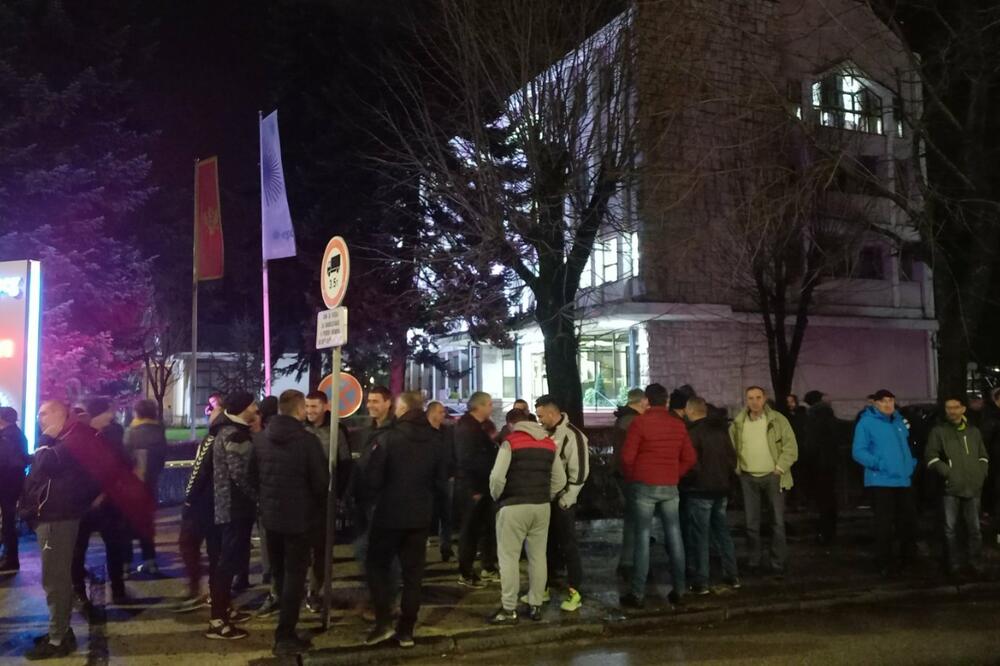 Radnici okupljeni ispred zgrade čekali vijesti sa sjednice odbora direktora- Foto Svetlana Mandić, Foto: Svetlana Mandić