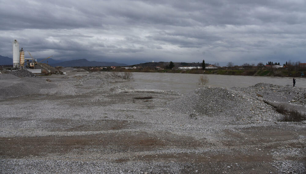 <p>Mještani Donjih Kokota tvrde da je kompanija Čelebić juče u tom naselju nelegalno eksploatisala šljunak, dok iz te firme tvrde da ne rade eksploataciju, te da se radi o zlonamjeri pojedinca. “Vijesti” na terenu zatekle inspekciju</p>