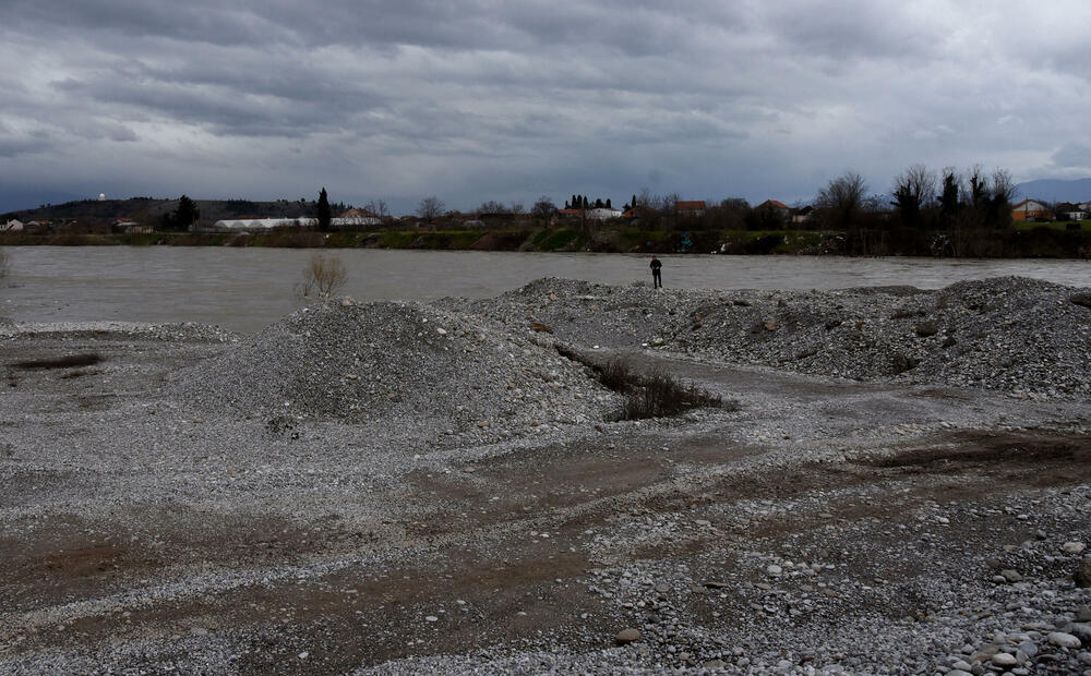 <p>Mještani Donjih Kokota tvrde da je kompanija Čelebić juče u tom naselju nelegalno eksploatisala šljunak, dok iz te firme tvrde da ne rade eksploataciju, te da se radi o zlonamjeri pojedinca. “Vijesti” na terenu zatekle inspekciju</p>