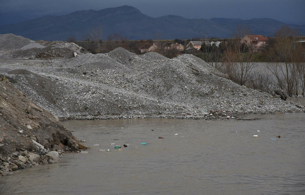 <p>Mještani Donjih Kokota tvrde da je kompanija Čelebić juče u tom naselju nelegalno eksploatisala šljunak, dok iz te firme tvrde da ne rade eksploataciju, te da se radi o zlonamjeri pojedinca. “Vijesti” na terenu zatekle inspekciju</p>