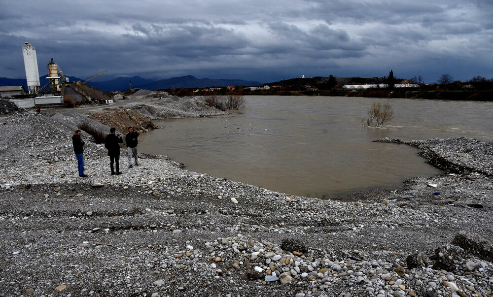 <p>Mještani Donjih Kokota tvrde da je kompanija Čelebić juče u tom naselju nelegalno eksploatisala šljunak, dok iz te firme tvrde da ne rade eksploataciju, te da se radi o zlonamjeri pojedinca. “Vijesti” na terenu zatekle inspekciju</p>