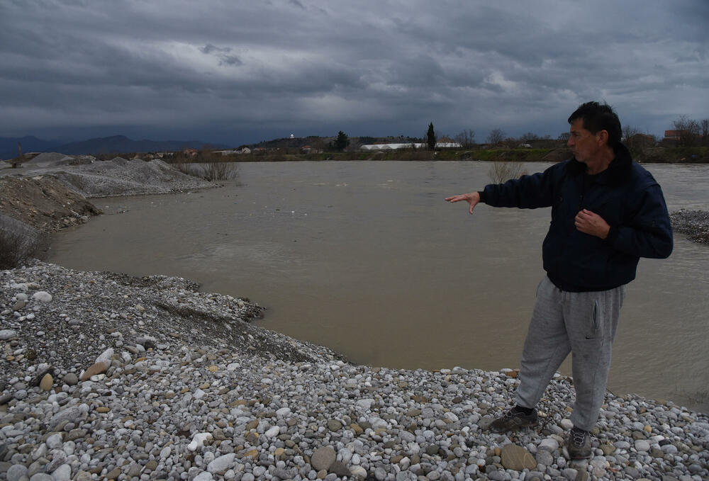 <p>Mještani Donjih Kokota tvrde da je kompanija Čelebić juče u tom naselju nelegalno eksploatisala šljunak, dok iz te firme tvrde da ne rade eksploataciju, te da se radi o zlonamjeri pojedinca. “Vijesti” na terenu zatekle inspekciju</p>