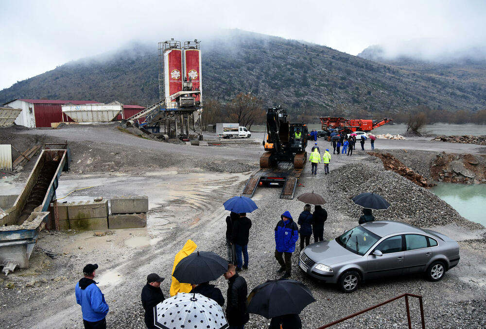 <p>Ministarstvo ekologije, prostornog planiranja i urbanizma izdalo je rješenje o uklanjanju objekta površine 315 metara kvadratnih i inženjerskog objekta</p>