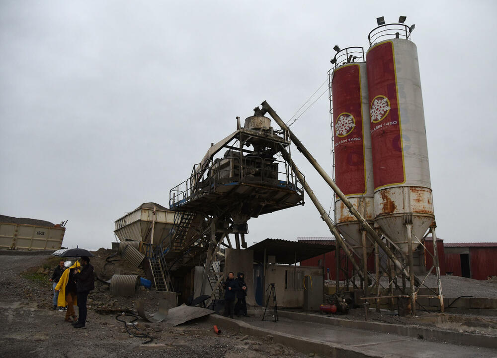 <p>Ministarstvo ekologije, prostornog planiranja i urbanizma izdalo je rješenje o uklanjanju objekta površine 315 metara kvadratnih i inženjerskog objekta</p>