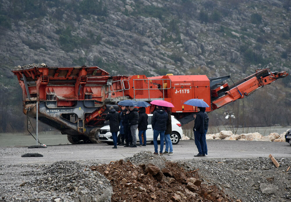 <p>Ministarstvo ekologije, prostornog planiranja i urbanizma izdalo je rješenje o uklanjanju objekta površine 315 metara kvadratnih i inženjerskog objekta</p>