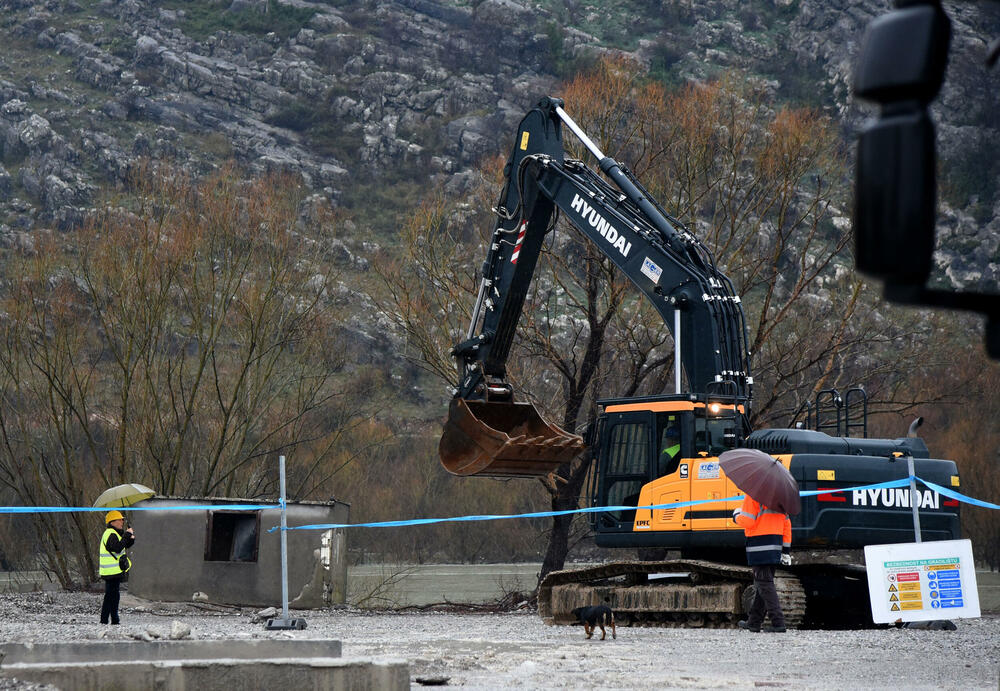 <p>Ministarstvo ekologije, prostornog planiranja i urbanizma izdalo je rješenje o uklanjanju objekta površine 315 metara kvadratnih i inženjerskog objekta</p>