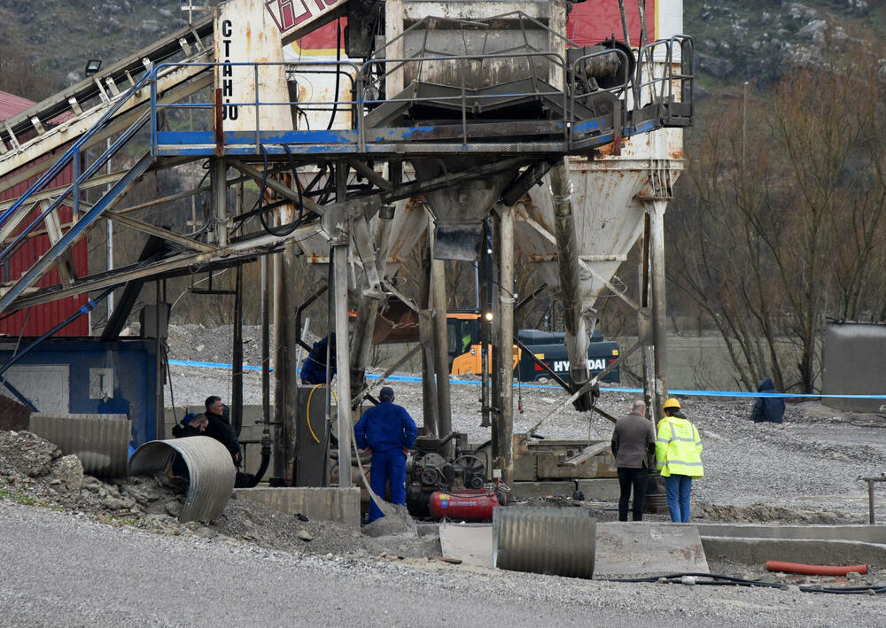 <p>Ministarstvo ekologije, prostornog planiranja i urbanizma izdalo je rješenje o uklanjanju objekta površine 315 metara kvadratnih i inženjerskog objekta</p>