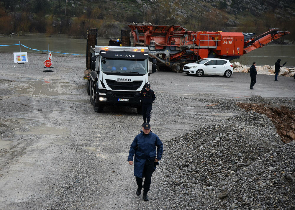 <p>Ministarstvo ekologije, prostornog planiranja i urbanizma izdalo je rješenje o uklanjanju objekta površine 315 metara kvadratnih i inženjerskog objekta</p>